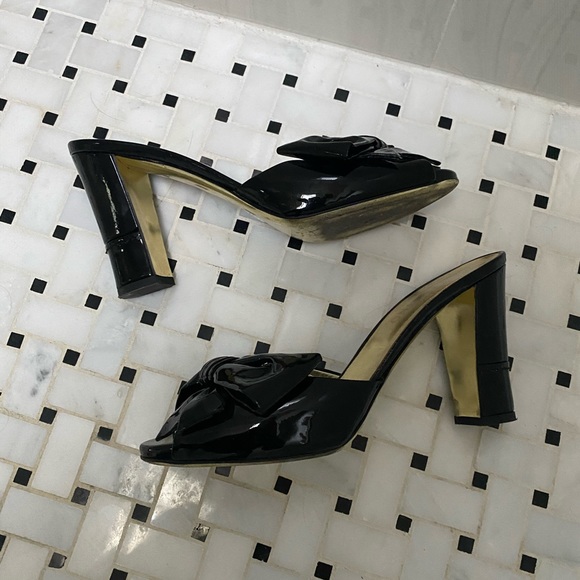 VALENTINO patent bow slides with gold sole and duster bag. - Picture 5 of 15